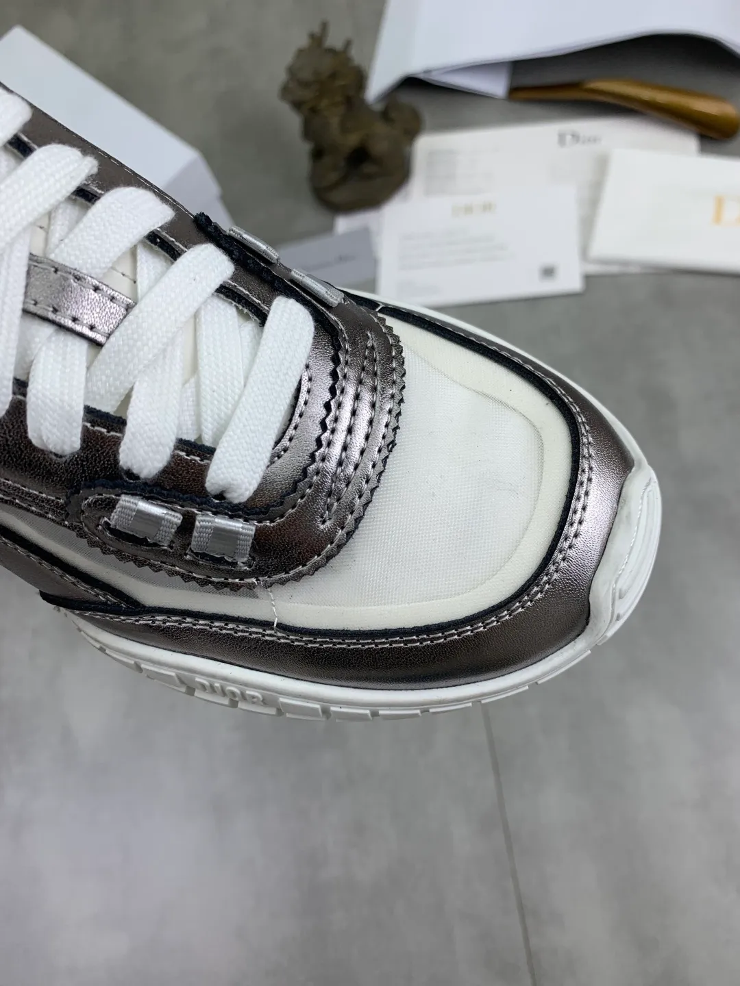 Men's men's shoes P520 new Dior Tech sneakers 2026 early spring series new products, with fashionable details, highlighting retro aesthetics. The light beige anti-suede cow leather upper is spliced ​​with apricot transparent mesh fabric on the side. The upper window edge is adhered with high-frequency flat ironing and back-pressure. It replicates the original craftsmanship, making it beautiful and comfortable without falling off. The interior is made of sheep lining of the same color, which is soft and comfortable. The heel and tongue are embellished with the Paris logo. The textured TPU soles with the same color logo. The high-end version is exquisitely packaged, adding a high-end style.  Code number: 35-46